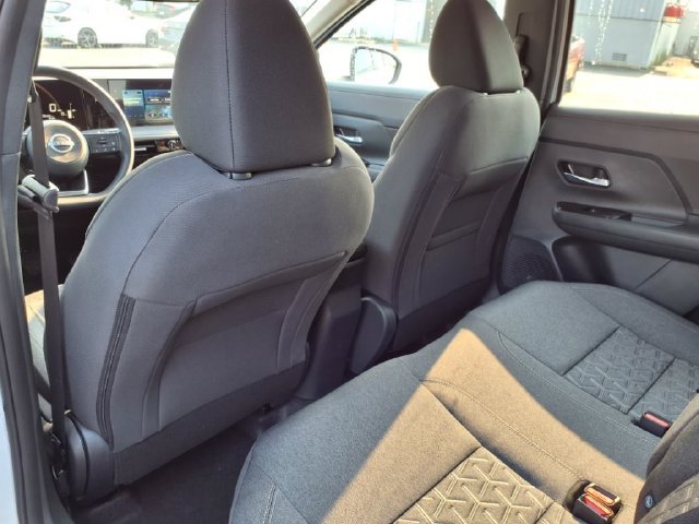 Used 2025 Nissan Kicks SV AWD/4WD image 12