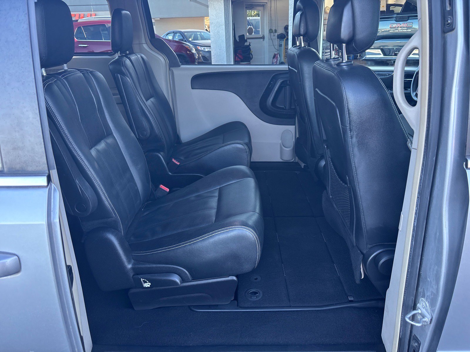 Used 2016 Chrysler Town & Country Touring FWD image 19