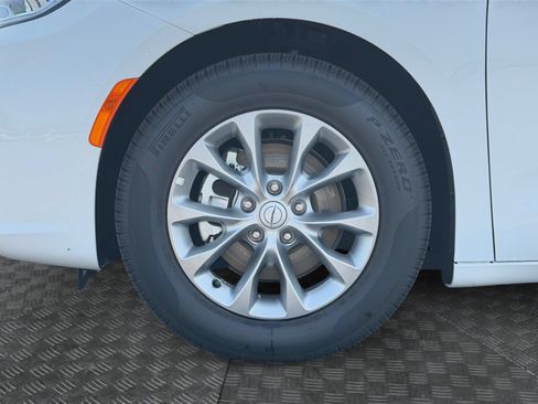 Used 2026 Chrysler Pacifica Limited FWD image 16