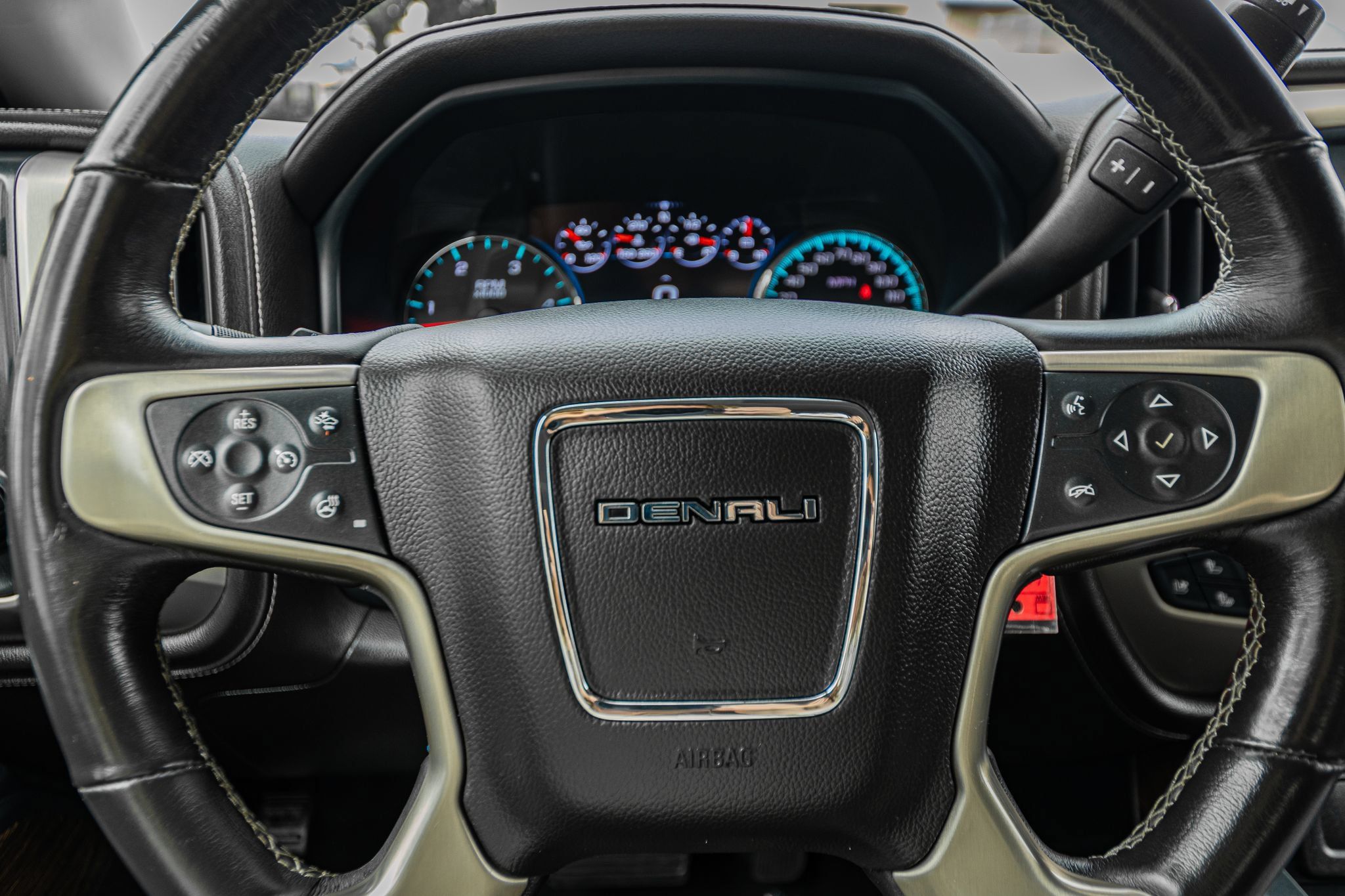 Used 2017 GMC Sierra 2500 Denali w/ Duramax Plus Package AWD/4WD image 17