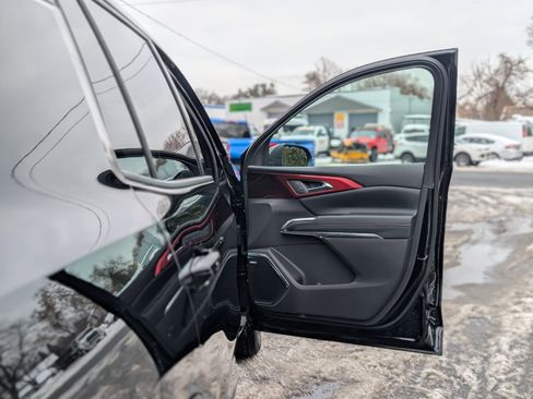 Used 2025 Chevrolet Traverse RS image 48