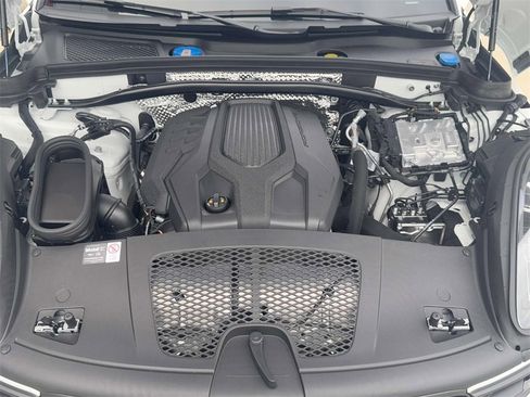 Used 2025 Porsche Macan image 27