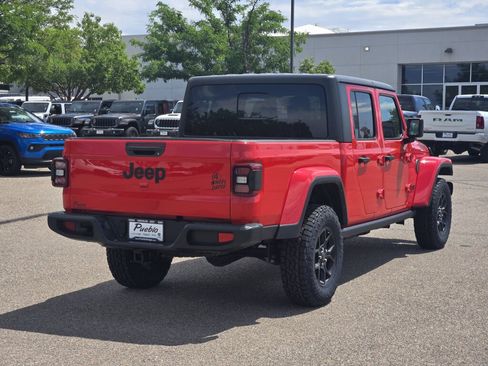 Used 2024 Jeep Gladiator Willys AWD/4WD image 3