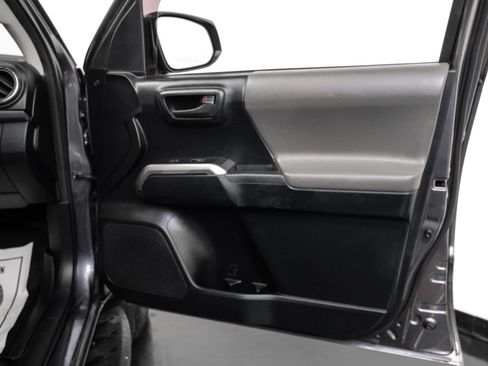 Used 2017 Toyota Tacoma SR5 image 38