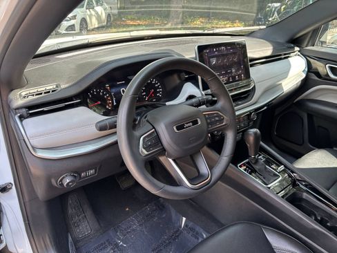 Used 2025 Jeep Compass Limited AWD/4WD image 29