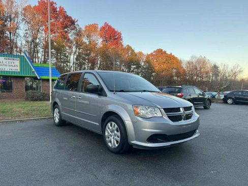 Used 2016 Dodge Grand Caravan SE w/ Quick Order Package 29E SE image 3