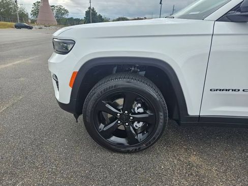New 2025 Jeep Grand Cherokee Altitude RWD image 27
