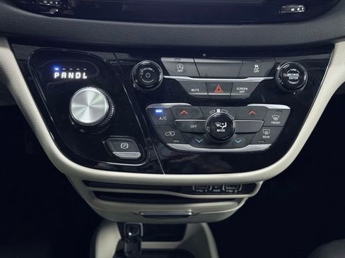 Used 2023 Chrysler Voyager LX FWD image 38