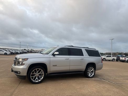 Used 2020 Chevrolet Suburban LT w/ Texas Edition Package RWD image 11