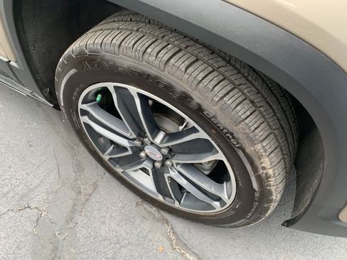 Certified 2023 GMC Acadia SLT w/ Technology Package AWD/4WD image 10