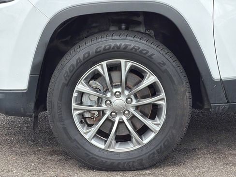 Used 2019 Jeep Cherokee Latitude Plus w/ Cold Weather Group AWD/4WD image 27
