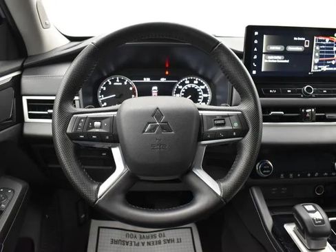 Used 2025 Mitsubishi Outlander SE image 20