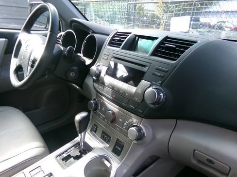 Used 2012 Toyota Highlander SE image 13