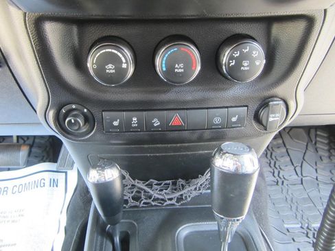 Used 2017 Jeep Wrangler Unlimited Rubicon AWD/4WD image 33