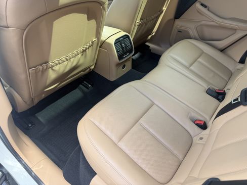 Used 2018 Porsche Macan AWD/4WD image 16