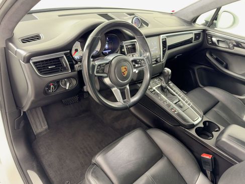 Used 2017 Porsche Macan Turbo image 4