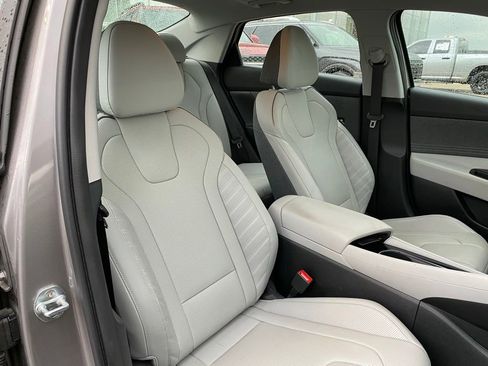 Used 2022 Hyundai Elantra Limited FWD image 29