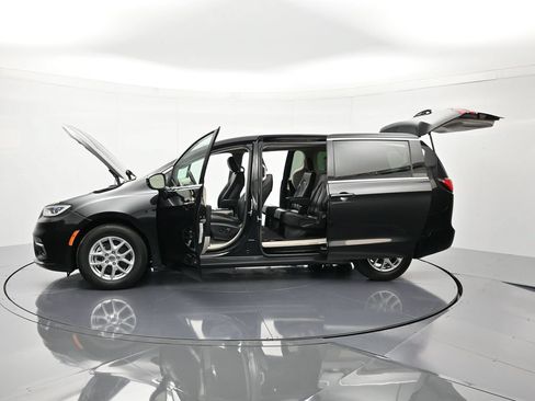 Certified 2023 Chrysler Pacifica Touring-L FWD image 48