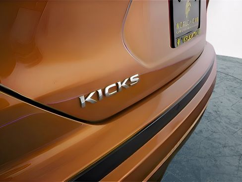 Used 2021 Nissan Kicks SR w/ SR Premium Package image 12