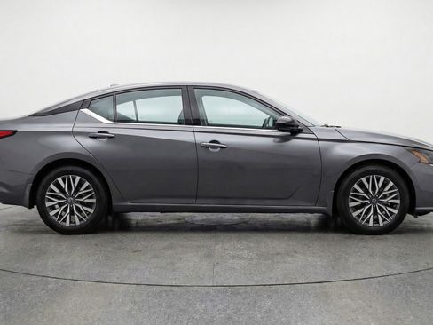 Used 2025 Nissan Altima 2.5 SV image 11