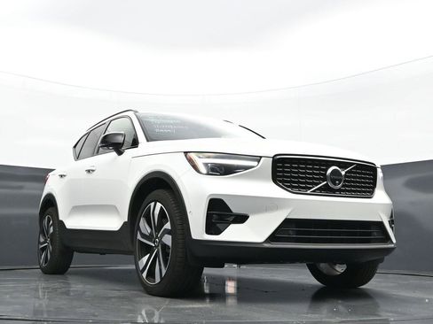 Used 2025 Volvo XC40 B5 Plus AWD/4WD image 32