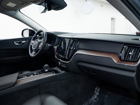 Used 2023 Volvo XC60 B5 Plus image 25