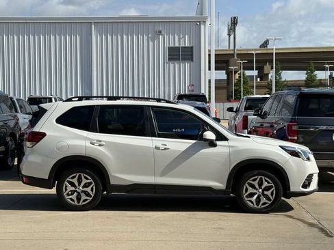 Used 2023 Subaru Forester Premium AWD/4WD image 3