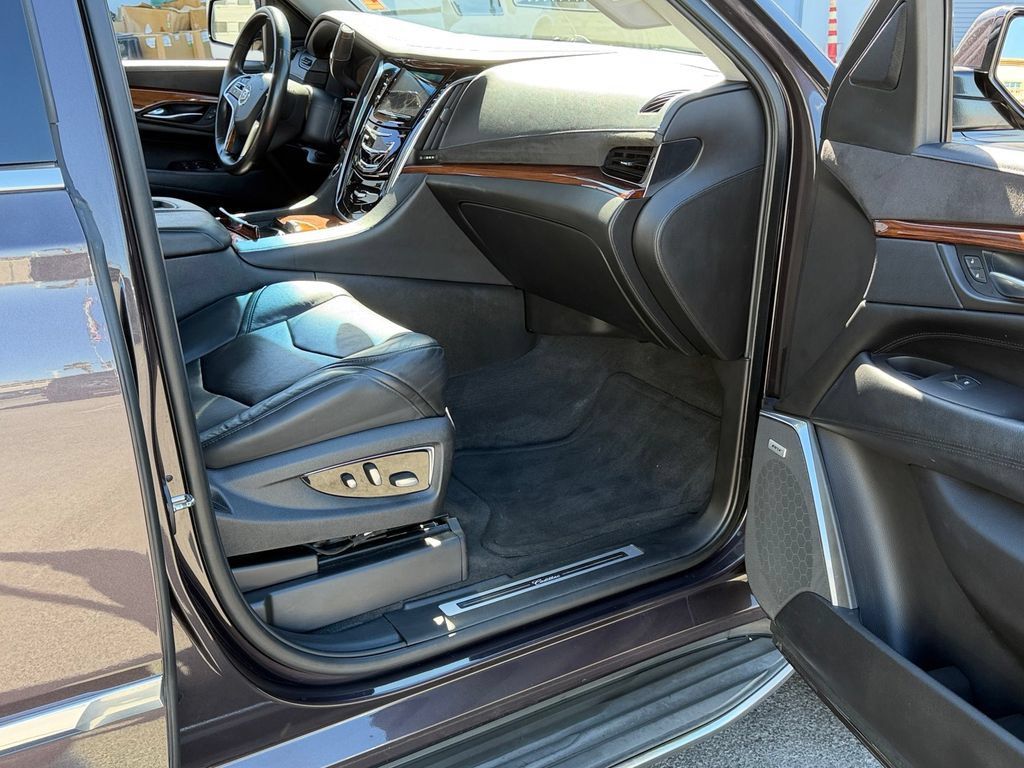 Used 2015 Cadillac Escalade Luxury AWD/4WD image 25