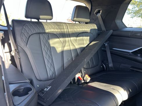 Used 2023 BMW X7 xDrive40i w/ Executive Package image 18