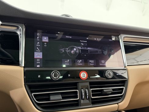 Certified 2025 Porsche Macan image 43