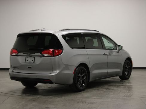 Used 2020 Chrysler Pacifica Touring-L Plus FWD image 8