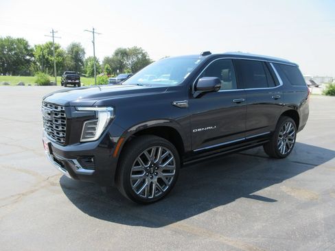 Certified 2025 GMC Yukon Denali Ultimate w/ LPO, Floor Liner Package AWD/4WD image 11