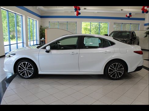 Used 2025 Toyota Camry XLE AWD/4WD image 8
