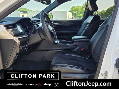 Used 2024 Jeep Grand Cherokee L Altitude AWD/4WD image 10