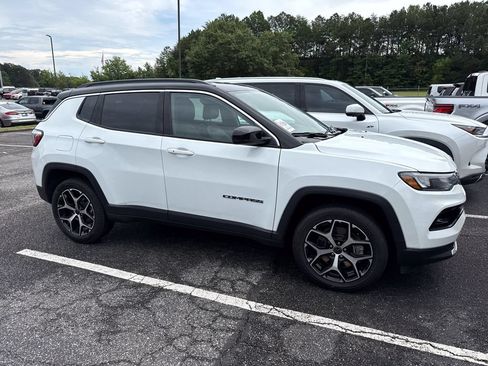 Used 2025 Jeep Compass Limited AWD/4WD image 4