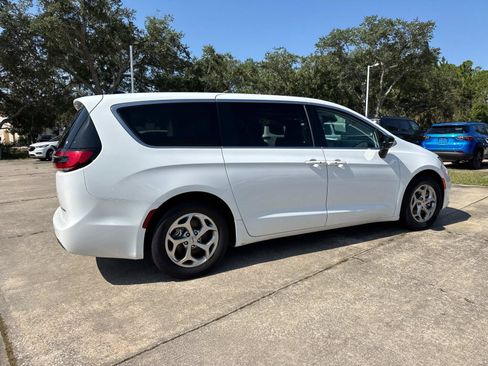 Certified 2024 Chrysler Pacifica Limited FWD image 3