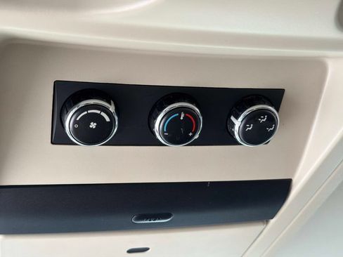 Used 2011 Volkswagen Routan SE FWD image 15