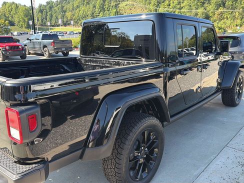 Used 2025 Jeep Gladiator Sport AWD/4WD image 3