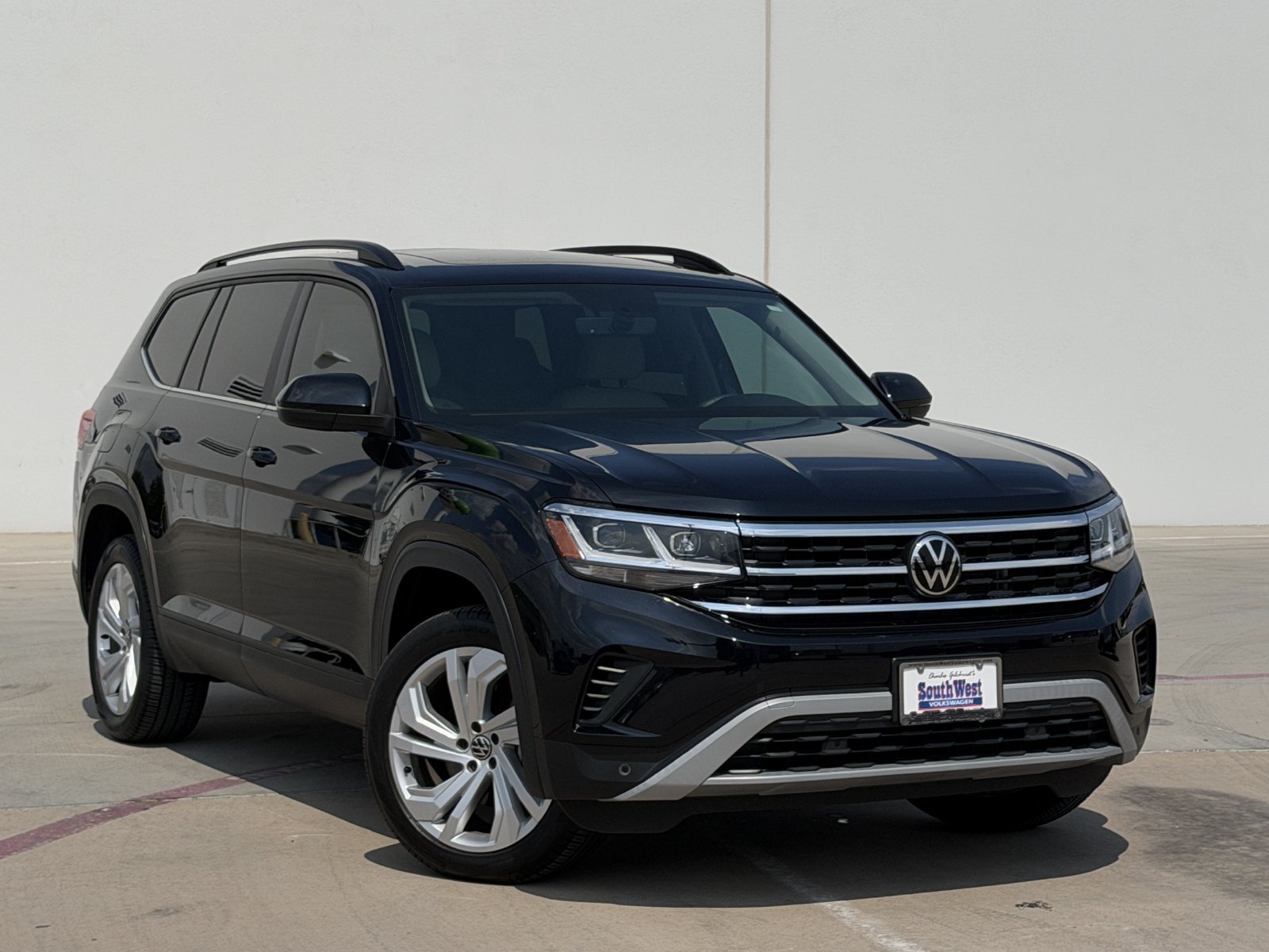 Used 2023 Volkswagen Atlas SE w/ Panoramic Sunroof Package FWD image 2