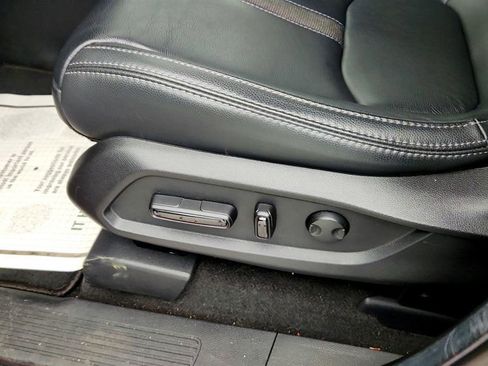 Used 2025 Honda Pilot Touring image 12