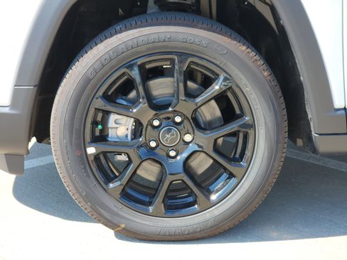 New 2026 Jeep Compass Latitude image 9