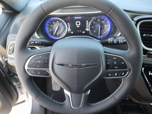 New 2026 Chrysler Pacifica Select image 3
