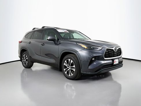 Used 2023 Toyota Highlander XLE AWD/4WD image 1