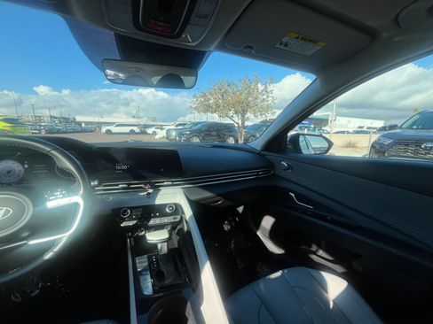 Used 2025 Hyundai Elantra Limited image 36