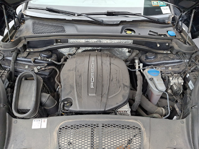 Certified 2018 Porsche Macan AWD/4WD image 31