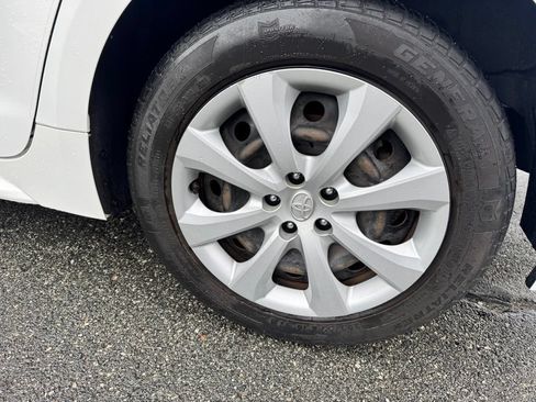 Used 2022 Toyota Corolla LE FWD image 29