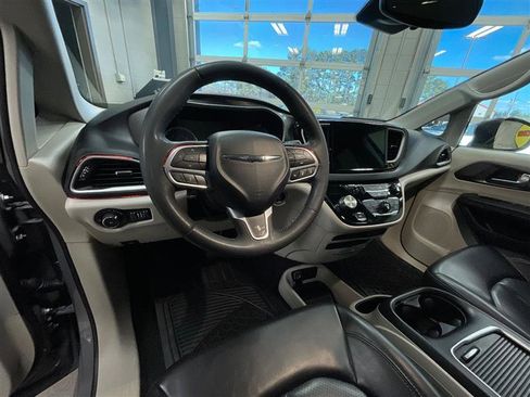 Used 2023 Chrysler Pacifica Touring-L image 12