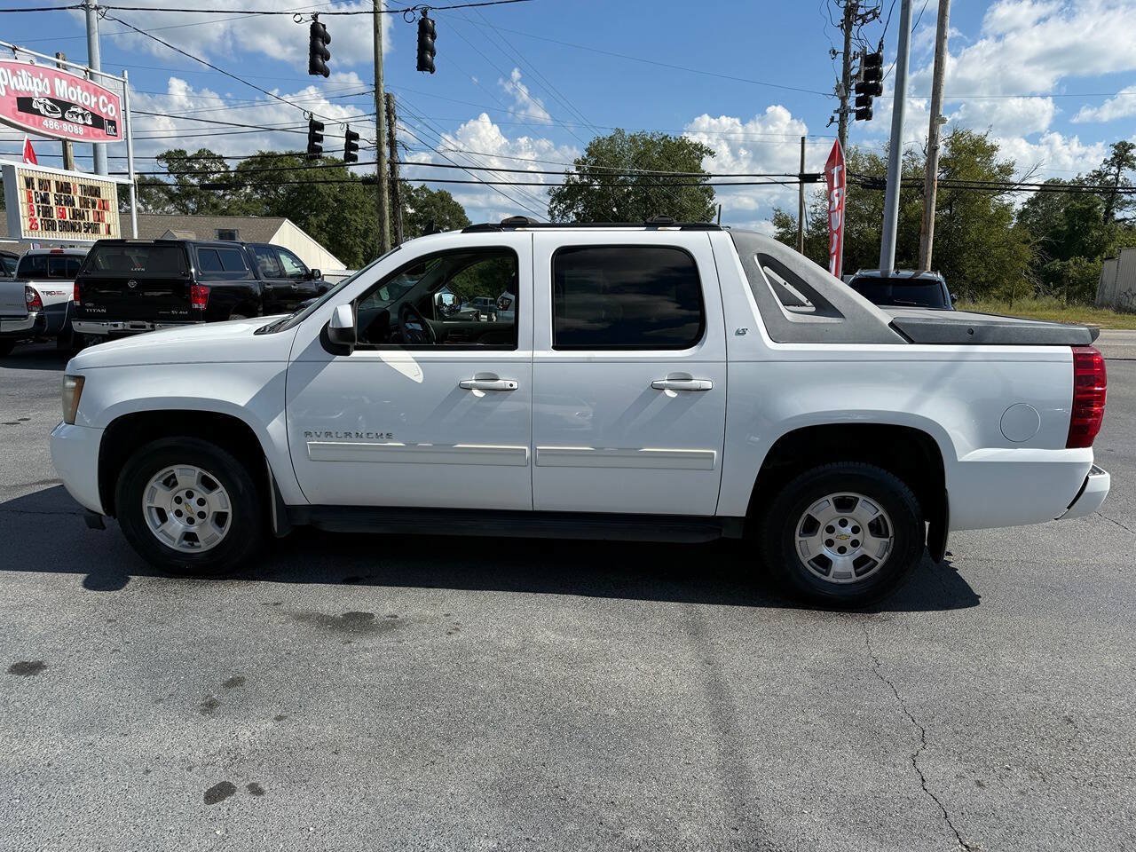 Used 2011 Chevrolet Avalanche LT w/ Luxury Package AWD/4WD image 7