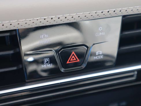 Used 2024 Volkswagen Atlas SE image 26