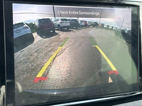 Used 2025 Chrysler Pacifica Limited FWD image 9